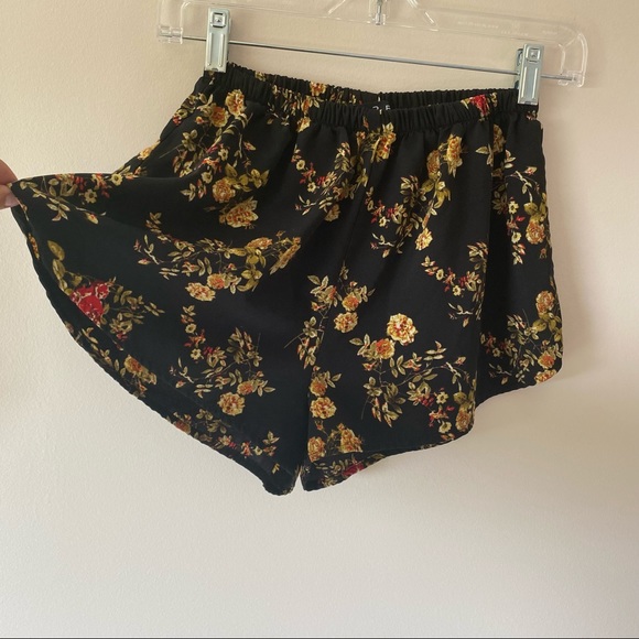 🌼3/$15🌼 Floral Short Shorts - Picture 3 of 4